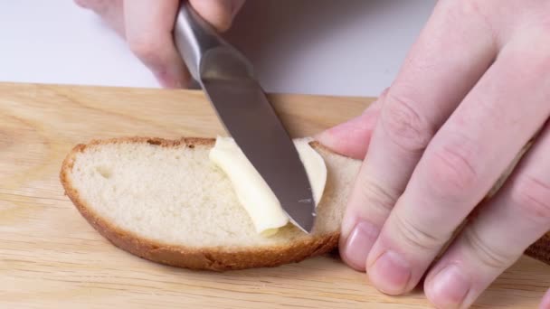 Spargere il burro sul pane con un coltello primo piano — Video Stock