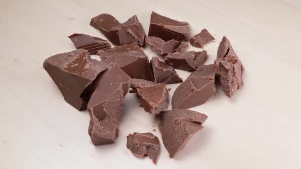 Zerkleinerte Schokolade dreht sich in Nahaufnahme langsam mo — Stockvideo