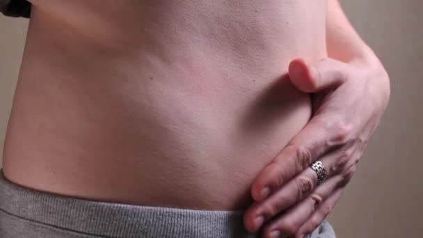 Femmina ventre primo piano slow mo. Donna che mostra il grasso della pancia — Video Stock