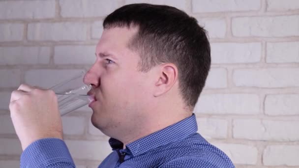 Man dricksvatten närbild slow mo — Stockvideo