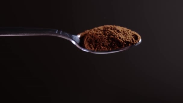 Cucchiaino da caffè istantaneo primo piano. versando lentamente il caffè in una tazza — Video Stock
