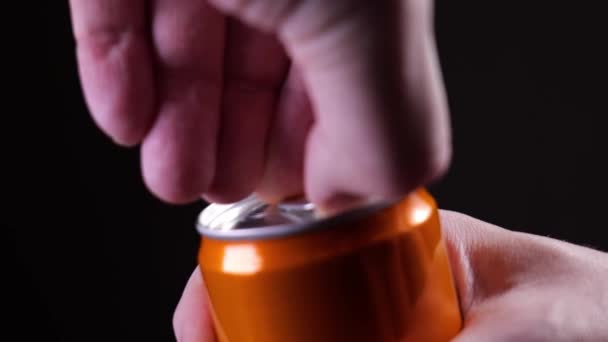 Ouverture d'un soda sucré close-up slow mo — Video
