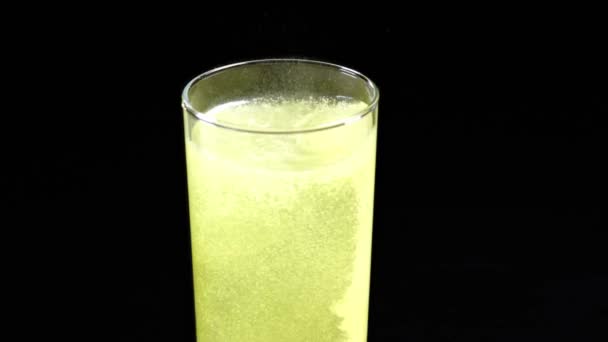 Dissolvendo vitamine effervescenti in un bicchiere d'acqua — Video Stock