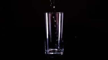 Bir bardağı suyla dolduruyorum.