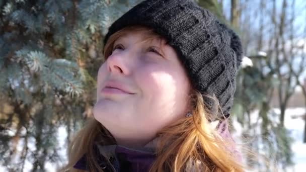 Молода жінка захоплюється зимовою природою — стокове відео
