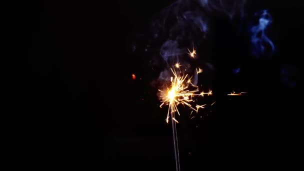 Sparkler festivo fuoco lento mo. nuovo anno piedi primo piano — Video Stock