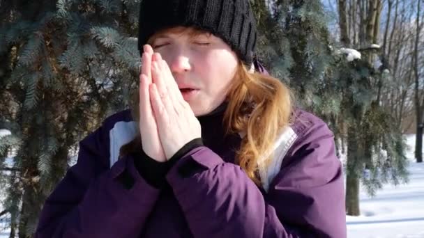 Meisje in de kou wrijft haar bevroren handen — Stockvideo