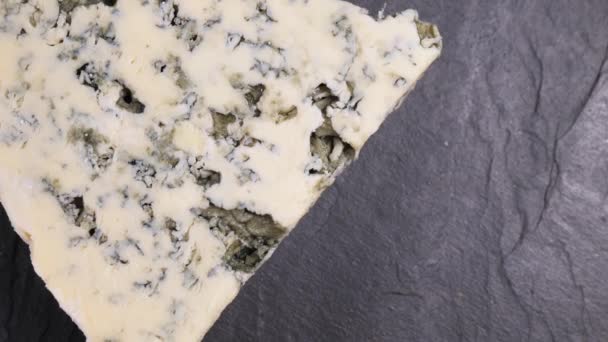 Italienischer Blauschimmelkäse dreht sich aus nächster Nähe — Stockvideo