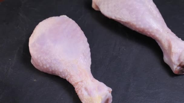 Surowe nogi kurczaka obracają się z bliska — Wideo stockowe