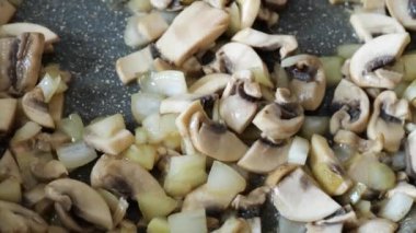 Kızartma tavasında kızartılmış mantar yakın çekim