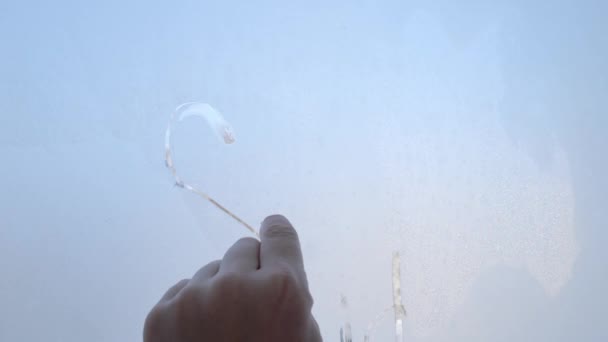 Desenho de um coração em vidro congelado slow mo — Vídeo de Stock