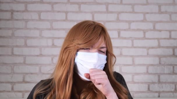 Девушка с коронавирусом в маске чихает — стоковое видео