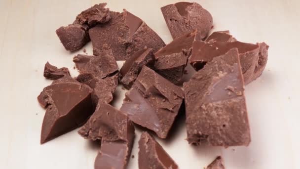 Vermalen chocolade draait close-up slow mo — Stockvideo