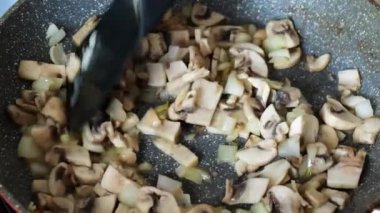 Kızartma tavasında kızartılmış mantar yakın çekim