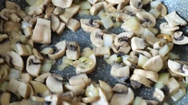 Kızartma tavasında kızartılmış mantar yakın çekim