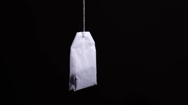 Teebeutel auf dunklem Hintergrund in Nahaufnahme — Stockvideo