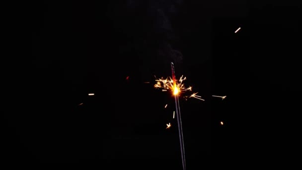 Gnistrande festlig brand slow mo. nya år fötter närbild — Stockvideo