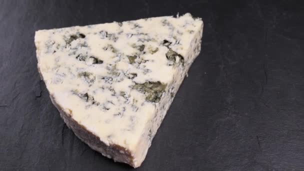 İtalyan mavi peyniri yakın planda dönüyor — Stok video
