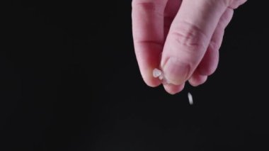 Yakın çekim el tuzu tabağı hareketle kaplanmış.