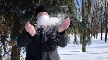 İnsan karda sevinir. Noel karı.