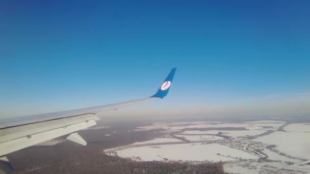 Minsk, Weißrussland Januar 2021. Blick aus dem Flugzeug des Belavia Boeing 737 auf die Städte Weißrusslands von oben — Stockvideo