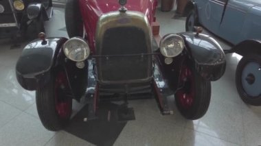 Moskova Havaalanı Domodedovo, Rusya Ocak 2020. Avrupalı üreticilerin eski otomobillerinin sergisi