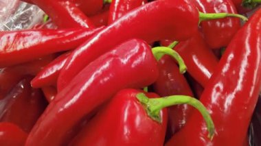 Tezgahta taze kırmızı biber var.