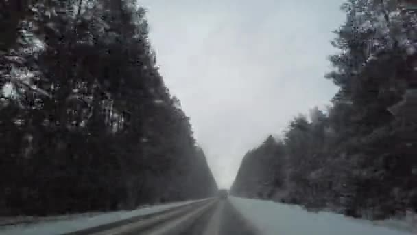 Tempo-lapso movimento do carro na estrada em queda de neve — Vídeo de Stock