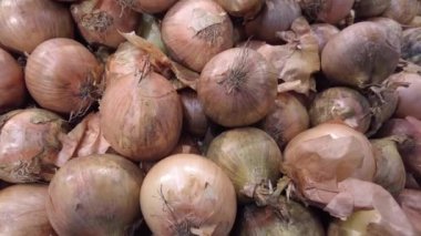 Marketteki tezgahın üstünde kurutulmuş soğan var.