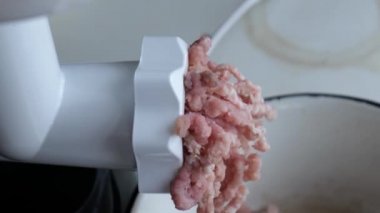 Evde kıyma yapmak. Yakın plan.