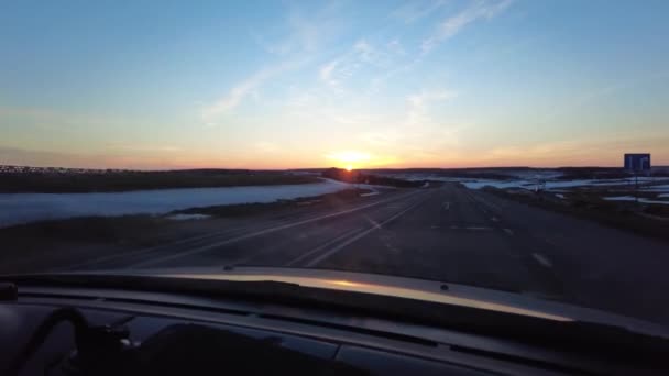 Вид из движущегося автомобиля на закат зимой — стоковое видео