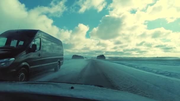 Vista desde un coche en movimiento en una carretera nevada de invierno — Vídeos de Stock