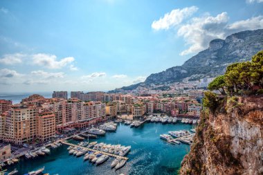 Monako 'da yatları olan körfezin panoramik görüntüsü