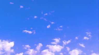 Zaman, mavi gökyüzünde beyaz bulutlar gibi akıyor.