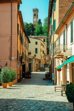 İtalya Kilisesi Santarcangelo caddesi manzaralı