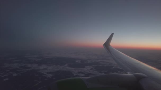 Vom Flugzeug durch das Fenster zum Winterhorizont — Stockvideo