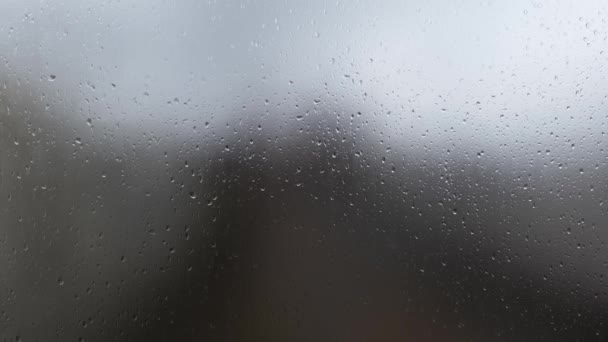 Kapky deště za zamlženým sklem. čas deště — Stock video