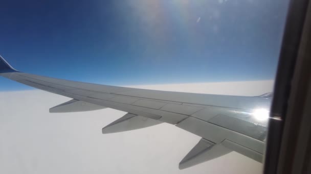 Blick auf einen Flugzeugflügel und Wolken im Flug — Stockvideo