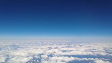 Uçaktan bulutların görüntüsü. Uçak penceresinden görüntü
