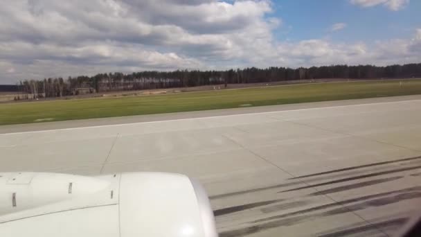 Zeitraffer-Flugzeug hebt ab. Blick vom Bullauge auf der Tragfläche des Flugzeugs — Stockvideo