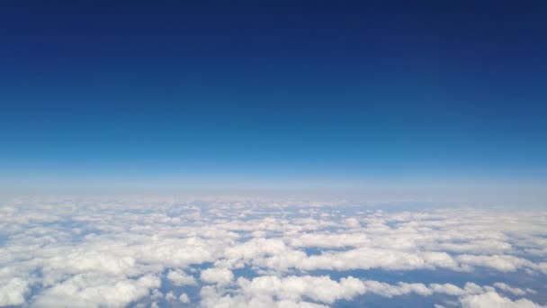 Pemandangan awan dari pesawat itu. tampilkan dari jendela pesawat — Stok Video