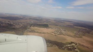 Uçaktan bulutların görüntüsü. Uçak penceresinden görüntü