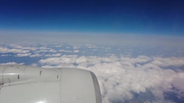 Uçaktan bulutların görüntüsü. Uçak penceresinden görüntü