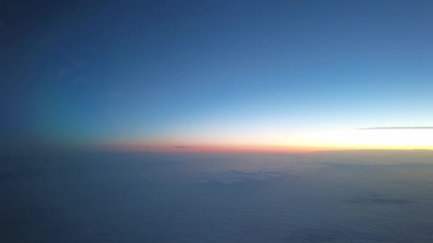 Vue des nuages depuis l'avion. vue depuis la fenêtre de l'avion — Video