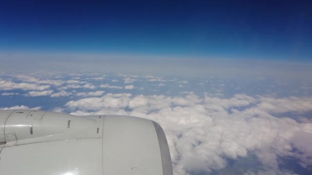 Vue des nuages depuis l'avion. vue depuis la fenêtre de l'avion — Video