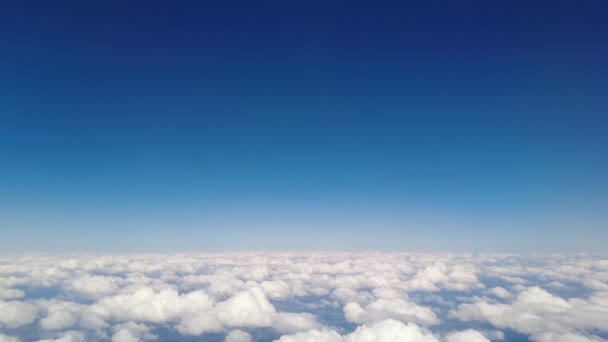 Pemandangan awan dari pesawat itu. tampilkan dari jendela pesawat — Stok Video