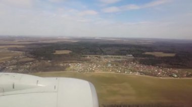 Havaalanına inen uçak. Uçağın kanadındaki aydınlatma cihazından görüntü