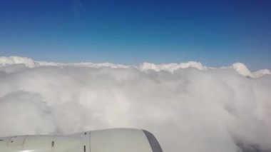 Uçaktan bulutların görüntüsü. Uçak penceresinden görüntü