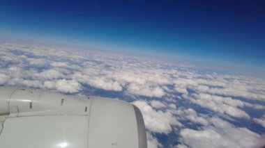 Uçaktan bulutların görüntüsü. Uçak penceresinden görüntü