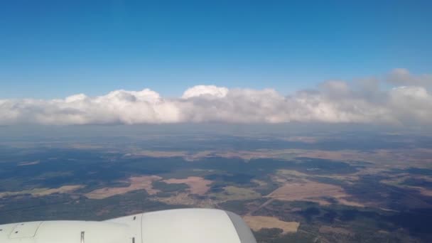 Вид на облака с самолета. вид из окна самолета — стоковое видео